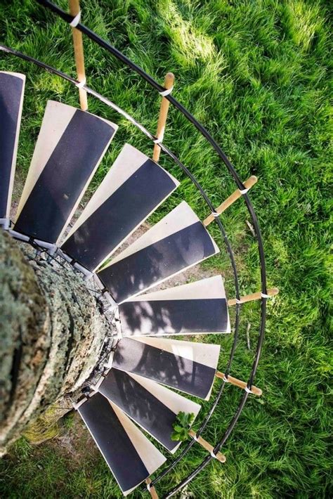 Canopystair is a spiral staircase that straps around any tree trunk! Grâce au CanopyStair, il n'a jamais été aussi simple de ...