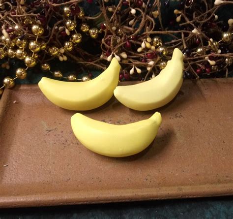 Banana Embeds 8 Cavity Silicone Mold Van Yulay