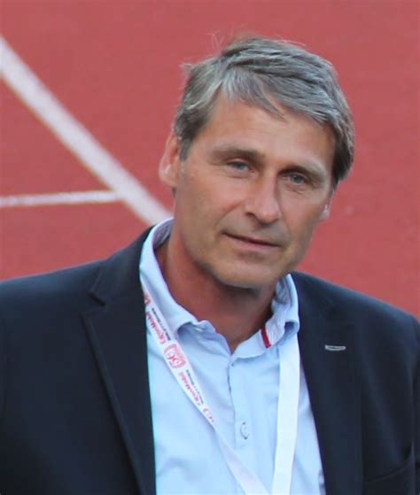 Born 16 june 1966) is a retired czech track and field athlete who competed in he was a world and olympic champion and holds the world record with a throw of 98.48 m. Record du monde du lancer du javelot - Wikiwand