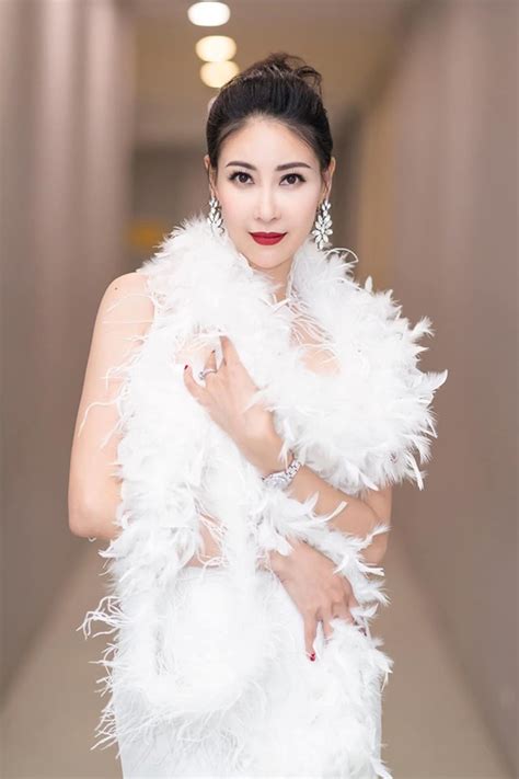 Hoa hậu hà kiều anh thực hiện bộ ảnh cùng chồng, con và họ hàng bên ngoại dịp kỷ niệm 13 năm ngày cưới. Hoa hậu Hà Kiều Anh mặc váy đẹp như thiên nga