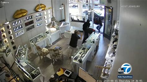 Thieves Use Sledgehammers In Smash And Grab At Heist Jewelry In Santa Monica Abc7 Los Angeles