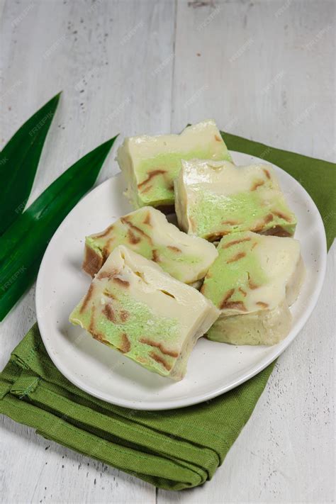 Premium Photo | Puding roti tawar pandan or talam or steamed bread