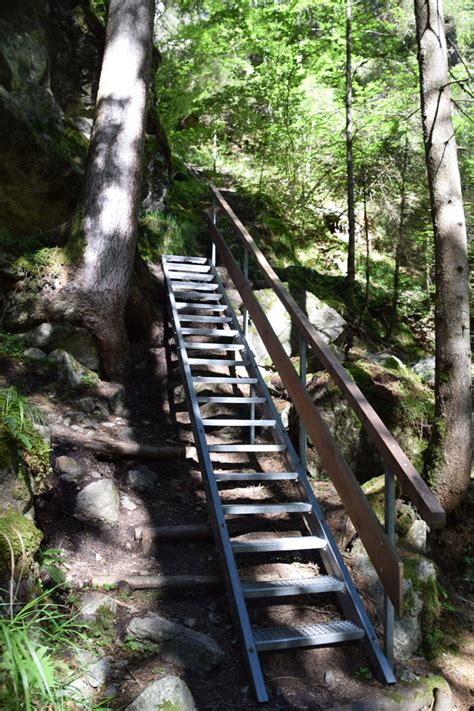Im zentrum ursprünglicher naturidylle atmen sie reine luft und erfreuen sich an den düften und geräuschen des waldes. Piburger See - Wanderung von Oetz