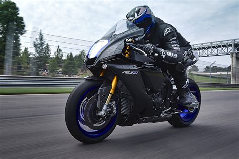 The r1m remains the pinnacle of yamaha supersport motorcycles, and short of grabbing one of valentino rossi's old motogp bikes, this is the most performance you can. Yamaha R1/R1M 2020 - быстрее, умнее, технологичнее! | IN ...