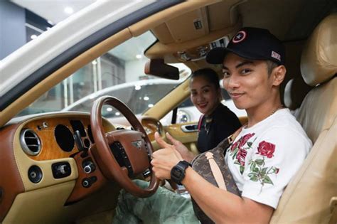 Bền bỉ, tiết kiệm nhiên liệu, dễ bảo dưỡng, phụ tùng thay thế thông dụng dễ kiếm. Phan Hiển mạnh tay mua xế hộp tặng Khánh Thi