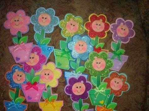 En este curso podrán encontrar diferentes tipos de flores para realizar con la técnica de origami como por ejemplo, lirios, tulipanes, rosas, flores de loto, etc. Crear con foamy: Faciles flores de fomi para decorar