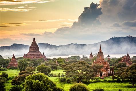 Myanmar is bordered by bangladesh and india to its northwest, china to its northeast. Myanmar: cấm khách du lịch leo lên các ngôi đền cổ ở Bagan ...