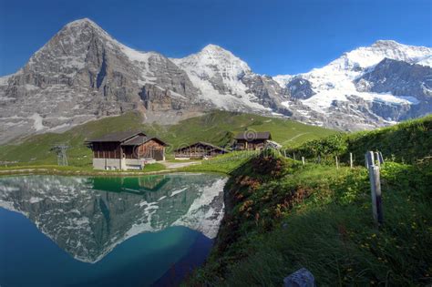 Andere bekende bergen zijn de matterhorn (4.478 m), jungfrau (4.158 m) en piz bernina (4.049) in de winter valt in zwitserland veel sneeuw, vooral in de hogere bergen. Eiger, Moench En Jungfrau Bergen, Zwitserland Stock ...