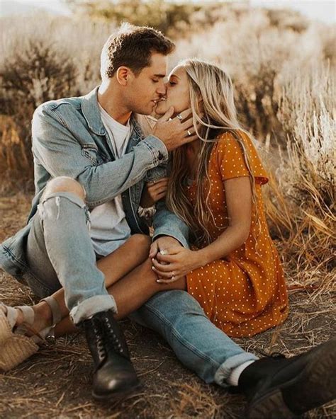 Romantic And Sweet Engagement Photo Ideas To Copy Fall Couple Pictures