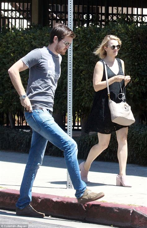 Rachel Mcadams And Boyfriend Jamie Linden Shop For Bedroom Pillows In West Hollywood Daily