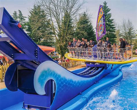 Dal particolare ingrandito, spicca in primo piano un volume geometrico verticale sospeso, inserito nella struttura del controsoffitto. Beston Surf's Up Ride for Sale - Top Disk'O Rides Supplier