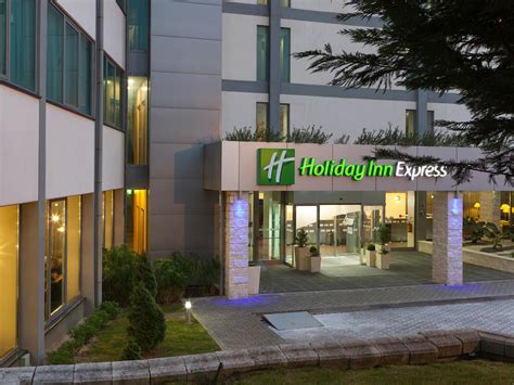 'stay smart' the holiday inn express kennedy airport hotel located just 1/2 mile from jfk airport and 40 minutes to laguardia airport. Airport Hotel: Holiday Inn Express Hotel Lisbon Airport