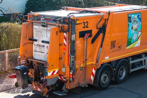 Etliche tonnen wurden am donnerstag bereits geleert. Warnstreiks am Freitag: Einschränkungen auch bei ...