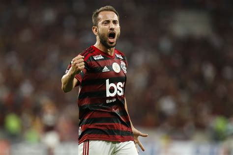 Everton have signed the former england winger andros townsend from crystal palace on a rafael benítez will be confirmed as everton's new manager in the next 48 hours after finalising terms on a. Lives e visitas a favelas: como Everton Ribeiro se ...