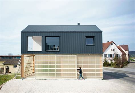 100m² kann bei bedarf separat angemietet werden. Pragmatisches Doppel: Haus Unimog | Architektur haus, Haus ...