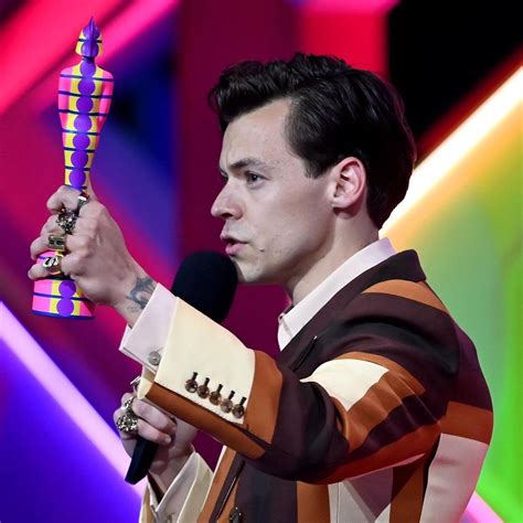 More Photos Of Harry Accepting His Award At The Brit Awards 2021 In 2021 Harry Styles