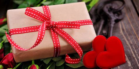 If you are yet to pick a gift for your valentine, then you must do. Top 10 Valentine's Gifts For Your Girlfriend | Gift Ideas ...