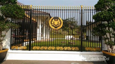 Di museum ini ada tiga lantai, di mana kita dapat menemukan sejarah muslim di malaysia dan di dunia. Miripnya Istana Negara Malaysia dan Indonesia