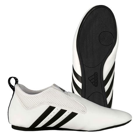 Wenn ihr zu jenen gehört, die empfindliche füße haben, solltet ihr, zumindest für den anfang, über ein paar schuhe nachdenken. Adidas Schuhe / Boxing & Taekwondo | Koldas Sportartikel