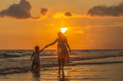 Madre Con Su Hija En La Playa Foto Premium