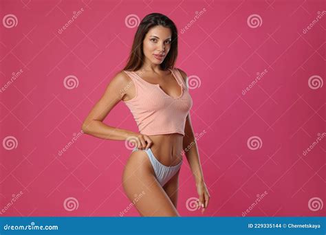 belle femme dans des culottes sexy blanches et top sur fond rose photo stock image du adulte