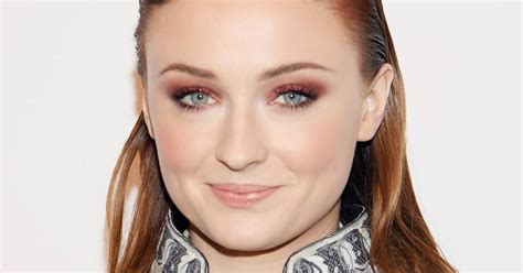 De rechtbank van keulen heeft de aanklacht van tina turner donderdag afgewezen. Sophie Turner las het script van de 'Game of Thrones ...