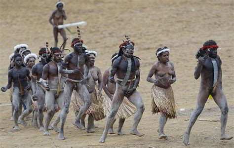 La Fiesta Tribal De La Fertilidad En Papúa Música Batallas Con Lanzas