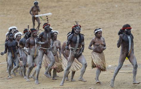 La fiesta tribal de la fertilidad en Papúa música batallas con lanzas