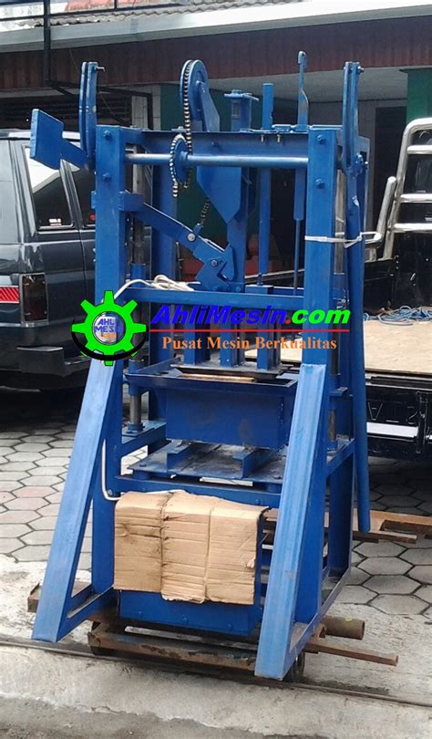 Bataton semen sering pula disebut sebagai batako press, yang dibedakan lagi menjadi 2 macam yakni press mesin dan press tangan. Mesin Press Pencetak Paving Batako Murah | Ahli Mesin
