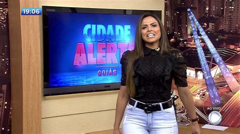 Последние твиты от silvye alves (@silvyealves). Apresentadora da Record tropeça feio e cai de cara no chão ...