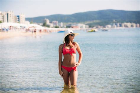 Bella Ragazza In Un Costume Da Bagno Rosa Nel Mare Tempo Soleggiato