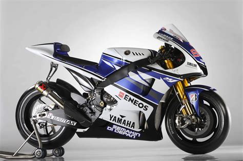 This is the motorcycle that created the heritage for the next generations of yamaha super sport bikes, yzf 1000 thunderace and yzf r1. Yamaha YZR-M1 1000