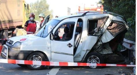 İki araç çarpıştı 1 ölü 3 yaralı Türkiye Gazetesi