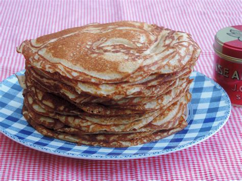 Spatels, pannen en een garde, er zijn allerlei handige tools waarmee je de lekkerste pannenkoeken bakt. Pannenkoek met gist naar oma's recept - Lekker Tafelen
