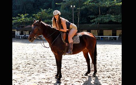Carol Vieira Em Fotos Sensuais Com Cavalo Fotos Em Balé Do Faustão Domingão Do Faustão
