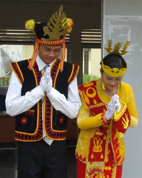 Nama pakaian adat sumatera utara khususnya suku melayu wanita yaitu baju kurung. 10 Baju Adat Sumatera Utara - TradisiKita
