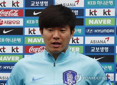 그는 중앙 미드필더나 윙어, 또는 공격수로도 뛸 수 있다. 권창훈 "태극마크 책임감…쉼없이 축구하는 것에 감사" | 연합뉴스