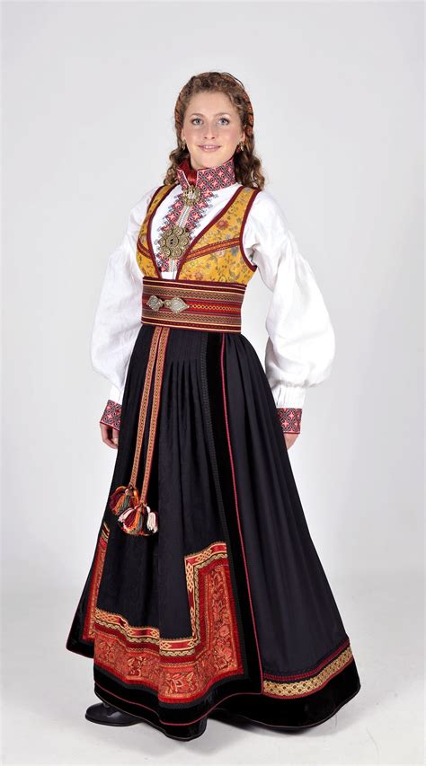 norwegian folk dress from telemark beltestakk fra telemark dirndl hochzeit party elegant