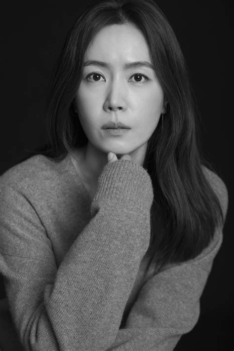 김유미(1979년 10월 12일 ~ )는 대한민국의 배우이다. 김유미, 고혹적 아름다운 담긴 새 프로필 사진 공개
