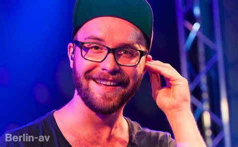 Fragt einfach nicht, rät er seinen fans. Mark Forster begeistert im nhow-Hotel - Berlin-av ...