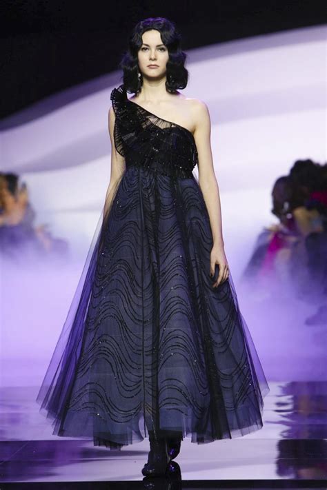 Bei ihrem hochzeitskleid verließ sich die braut auf ihren lieblingsdesigner giorgio armani. Armani Prive