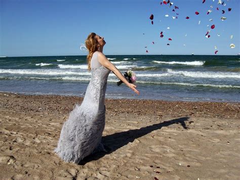 El sector de los estibadores se encuentra en un proceso de cambios ya que el gobierno tiene en mente reestructurar el sector buscando una liberalización de la estiba. La boda de Rosa y Domingo. Una novia muy feliz en la playa ...