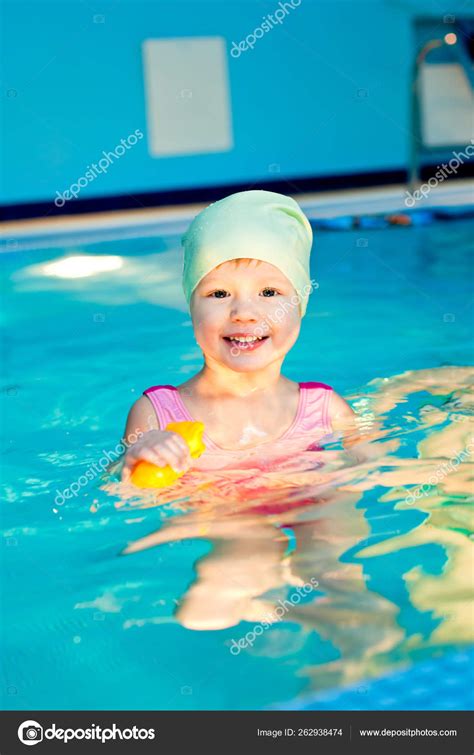 Linda Niña Nadando Una Piscina Fotografía De Stock © Yayimages