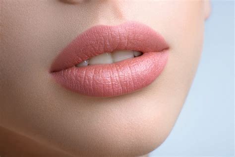 Cómo conseguir unos labios carnosos sin operaciones