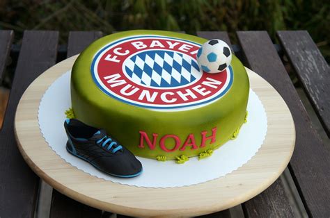 Filmautor werner teufl wirft einen blick in die kochtöpfe traditionsreicher. FC Bayern-Torte | Frau Paulus Tortendrang