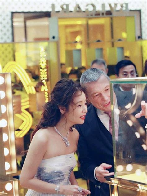 Từ tâm, phật ngự liên tòa nhờ tâm, đức hạnh nở hoa ưu đàm. Lâm Tâm Như vẫn mặc cúp ngực khoe da thịt, mặt cố cười ...