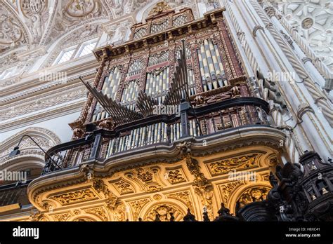 Gran órgano Dentro De La Catedral De La Mezquita De Córdoba España