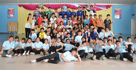 Manakala, pada sesi persekolahan 1992/93 sekolah ini telah menumpang di sekolah rendah taman johor jaya. St. John Ambulance of Malaysia Division SMK Taman Johor Jaya 2