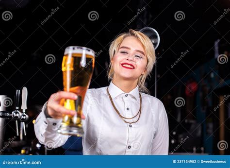 Girl Barman Kreiert Hinter Der Bar Einen Cocktail Stockfoto Bild Von
