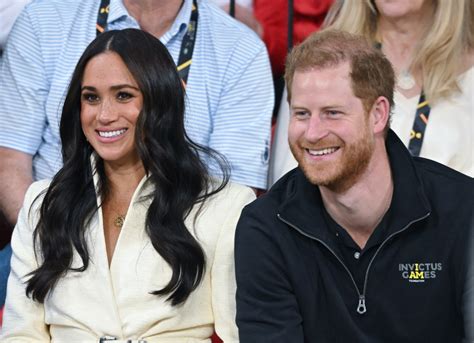Body Language Expert Points Out Prince Harry S Sexual Gesture In Photo With Meghan Markle